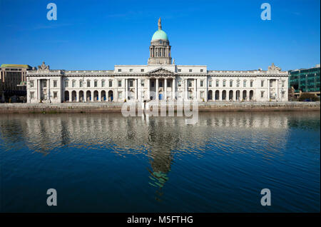 Il Custom House in stile neoclassico edificio del xviii secolo progettato da James Gandon, accanto al fiume Liffey, Dublino, Irlanda Foto Stock