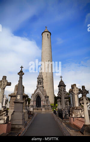 La torre circolare, la commemorazione della morte di Daniel O'Connell, che aveva stabilito il cimitero di Glasnevin in 1832. La città di Dublino, Irlanda Foto Stock
