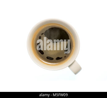 Isolato di tazza di caffè, vista dall'alto closeup foto della tazza calda di caffè nero con vapore isolato su sfondo bianco, una tazza calda di caffè americano, può noi Foto Stock