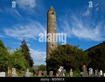 La medievale torre rotonda a Glendalough, County Wicklow, Irlanda Foto Stock