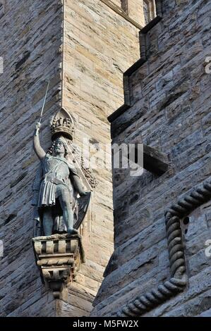 William Wallace statua sulla torre con parte del detentore's Lodge in vista presso il National Wallace Monument appena al di fuori di Stirling, Scozia Foto Stock