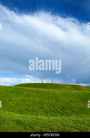 La Lia Fáil AKA Pietra Pietra del Destino all inaugurazione tumulo sulla Collina di Tara dove re d'Irlanda venivano incoronati. Contea di Meath, Irlanda Foto Stock