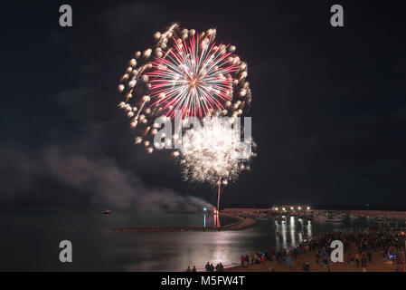 La folla si radunano in Lyme Regis, Dorset il 4 novembre 2017 a godere annuale di fuochi d'artificio e falò per festeggiare Guy Fawkes di notte. Foto Stock