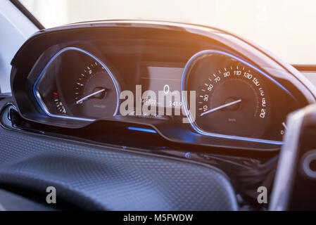 Tachimetro auto vicino. Auto moderna interni con luce LED blu. Foto Stock