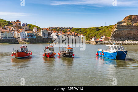 Barche da pesca ormeggiate nel porto di Staithes Foto Stock