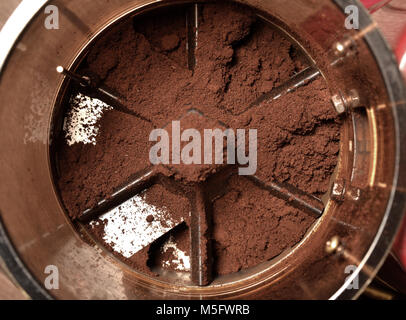 La polvere di caffè nel contenitore di grind, una vista superiore closeup foto di polvere di caffè macina contenitore dopo il terreno dal macinino da caffè macchina, parte del caffè Foto Stock