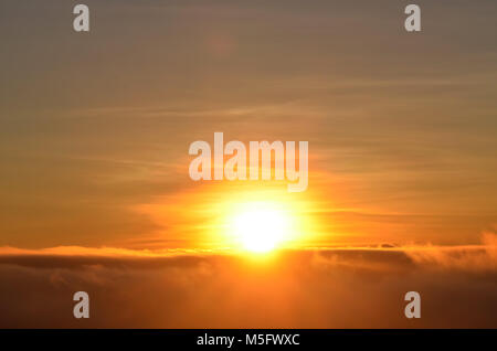 Alba sul cloud, la prima luce di un nuovo giorno quando il sole inizia ad emergere al di sopra del cloud nelle prime ore del mattino, sfondo astratto, sunrise backgrou Foto Stock