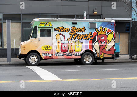 I due camion Buck, casa della frittura di hotdog, parcheggiato sulla Terza Avenue nel Greenwich Village di Lower Manhattan, New York City. Foto Stock