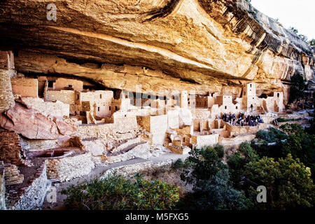 Visitatori tour Il Cliff Palace rovine presso il Parco Nazionale di Mesa Verde, Colorado. Foto Stock