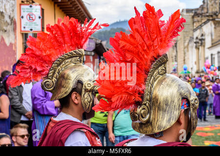 Antigua Guatemala - Aprile 13, 2017: Romani nel Giovedì Santo processione in città coloniale con i più famosi alle celebrazioni della Settimana Santa in America Latina. Foto Stock