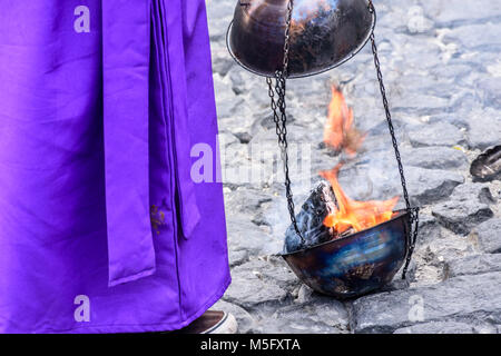 Antigua Guatemala - Aprile 13, 2017: brucia incenso nel Giovedì Santo processione in città con la famosa alle celebrazioni della Settimana Santa Foto Stock