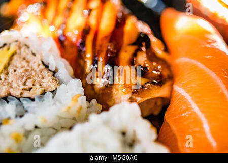Misto di pesce fresco piastra sushi, macro cibo fotografia, il fuoco selettivo. Il cibo giapponese, salmone, sgombro, sushi di tonno, riso, rosa, bianco, primo piano. Foto Stock