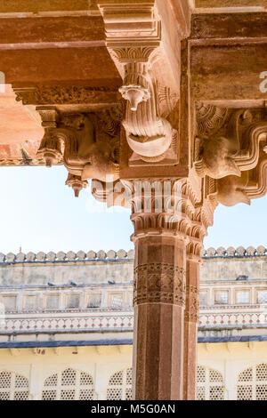 Antica fortezza, forte Amber, dettagli architettonici, Jaipur, Rajasthan, India. Storico Forte Amer, palace, attrazione turistica, corte e colonna, arch. Foto Stock