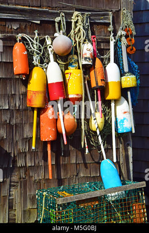 Lobster boe pronto per andare sul lato di una casa di pescatori in Rockport, Massachusetts Foto Stock