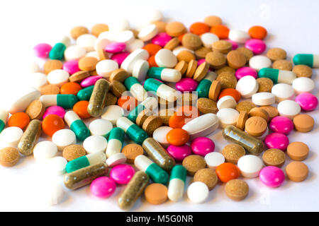 Variopinte pillole isolato , compresse e capsule su sfondo bianco Foto Stock