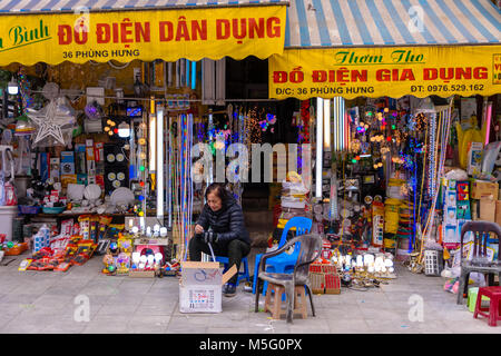 Luci per la vendita lungo 'luce Street' Phung Hung, Hanoi, Vietnam Foto Stock