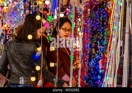 Luci per la vendita lungo 'luce Street' Phung Hung, Hanoi, Vietnam Foto Stock