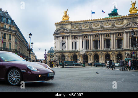 Auto di lusso di fronte al francese Opera Garnier di Parigi Foto Stock