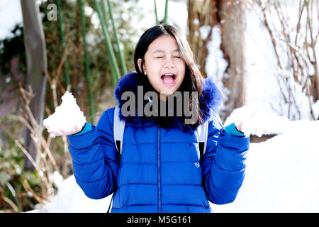 Giovane ragazza giocare con la neve nel Parco Foto Stock