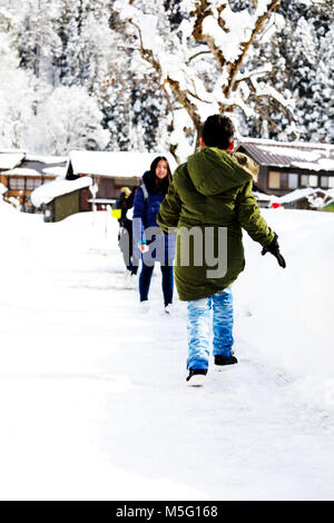 Ragazzo stabiliscono sulla neve e godere la neve in inverno Foto Stock