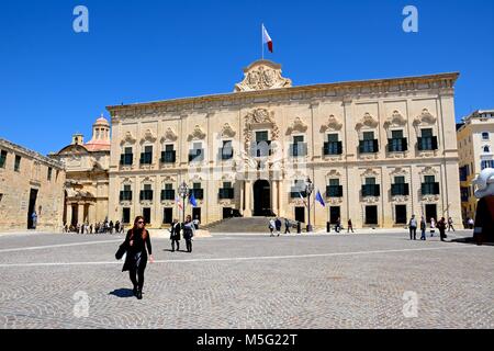 Vista l'Auberge de Castille in Castille Square con turisti che si godono la impostazione, La Valletta, Malta, l'Europa. Foto Stock