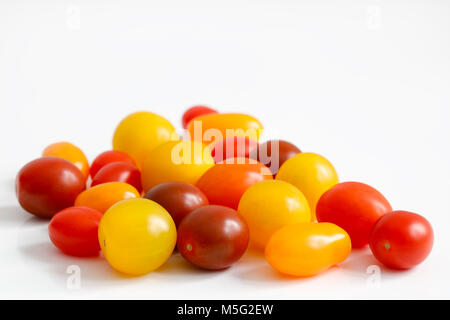 Varietà di prugna, uva, ciliegia, pomodorini con rosso, arancio e giallo colori con copia spazio al top Foto Stock