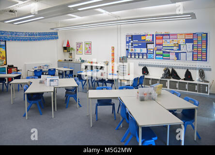 Classe in una scuola elementare di Londra di recente costruzione. Mostra le scrivanie disposte in gruppi.vuoto, nessun alunno. Foto Stock