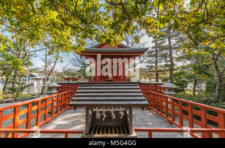 Benzaiten Hataage santuario situato nel parco di Tsurugaoka Hachimangu sacrario scintoista in Kamakura, nella prefettura di Kanagawa, Giappone Foto Stock