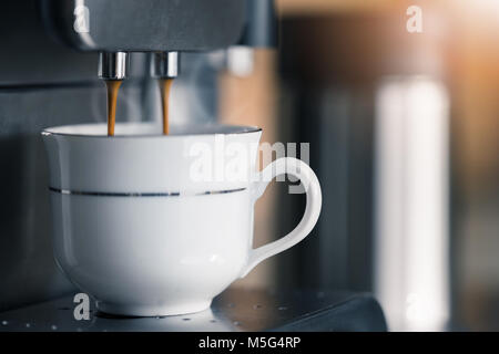 Macchina per caffè rendendo caffè forte, primo piano Foto Stock