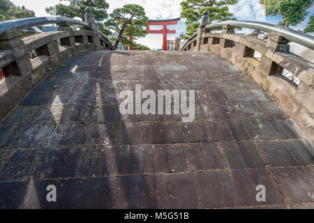 Taiko-bashi (Tamburo ponte) e San no Torii porta d'ingresso di Tsurugaoka Hachimangu santuario. Situato a Kamakura, nella prefettura di Kanagawa, Giappone Foto Stock