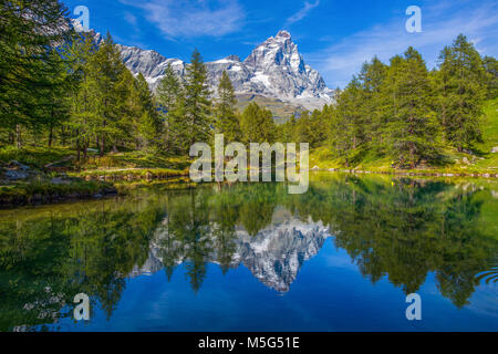 Vista del lago blu (Lago Blu) vicino a Breuil-Cervinia e Monte Cervino (Matterhorn) in Val d'Aosta, Italia Foto Stock