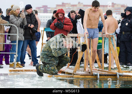 KAZAN, Russia - 19 gennaio 2017: Gesù Cristo il battesimo vacanza sul fiume kazanka. Tradizionale winter balneazione nel centro della città Foto Stock