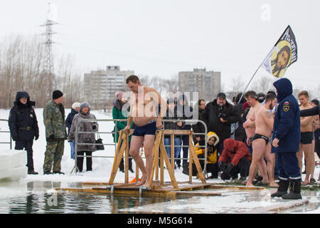 KAZAN, Russia - 19 gennaio 2017: Gesù Cristo il battesimo vacanza sul fiume kazanka. Tradizionale winter balneazione nel centro della città Foto Stock