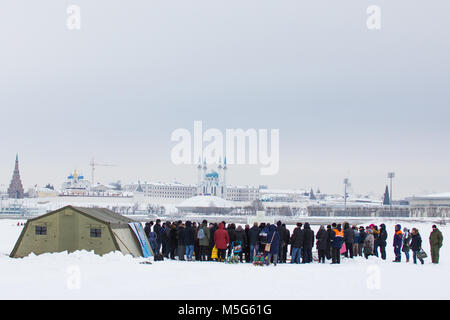 KAZAN, Russia - 19 gennaio 2017: Gesù Cristo il battesimo vacanza sul fiume kazanka. Tradizionale winter balneazione nel centro della città Foto Stock