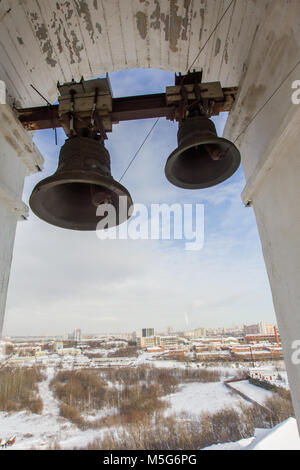 Kazan, Russia, 9 febbraio 2017, due campane di ferro nel monastero Zilant - famoso luogo ortodosso Foto Stock