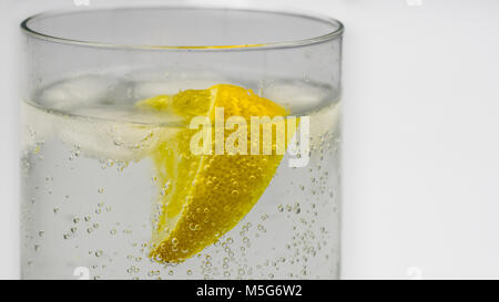 Close-up di un gin tonic in un bicchiere di vetro Foto Stock