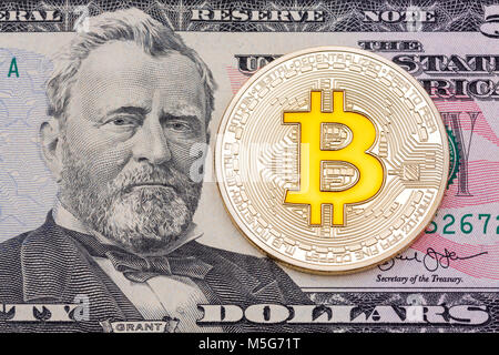 Golden cruptocurrency giallo "bitcoin su cinquanta dollari sullo sfondo delle banconote. Foto ad alta risoluzione. Foto Stock