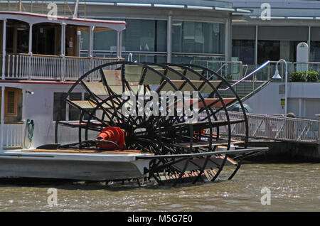 La poppa di un battello a vapore / Paddle Wheelers sul Fiume Brisbane, Australia Foto Stock