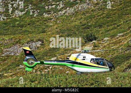 Elicottero di decollare in Sustenpass, Svizzera Foto Stock