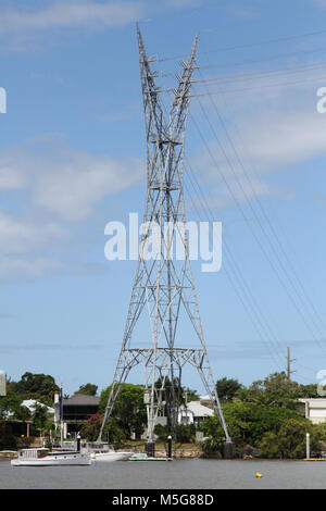 Potenza elettrica linee di trasmissione pilone, Fiume Brisbane, Australia Foto Stock