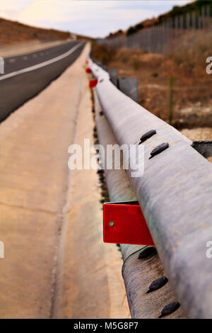 Protezione in acciaio rail barriera sulla autostrada rosso segno riflettente Foto Stock