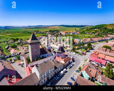 Homorod chiesa fortificata costruire dal tedesco Sassoni in Transilvania. Vista aerea Foto Stock