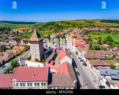 Homorod chiesa fortificata costruire dal tedesco Sassoni in Transilvania. Vista aerea Foto Stock