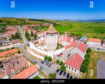 Homorod chiesa fortificata costruire dal tedesco Sassoni in Transilvania. Vista aerea Foto Stock