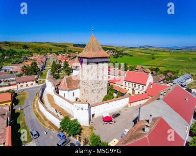 Homorod chiesa fortificata costruire dal tedesco Sassoni in Transilvania. Vista aerea Foto Stock