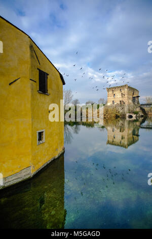 Borghetto sul Mincio è uno dei borghi più belli d'Italia, uno di quei luoghi che sembrano irreali. Perfetto per una fuga romantica. Foto Stock