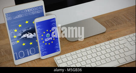 Immagine composita di vari gadget elettronici sul tavolo Foto Stock