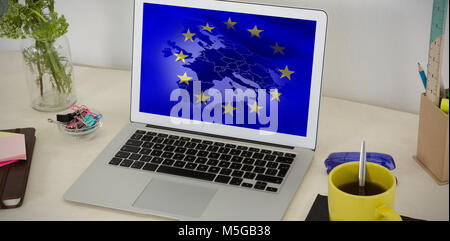 Immagine composita di laptop e vari accessori per ufficio su tavola Foto Stock