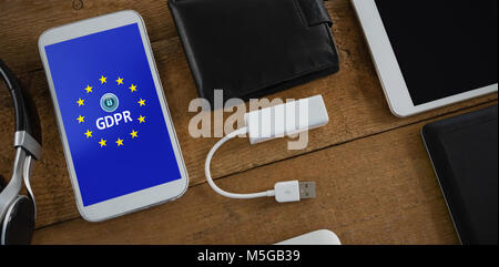 Immagine composita di vari gadget elettronici sul tavolato in legno Foto Stock