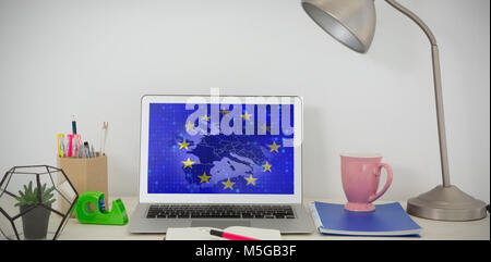 Immagine composita di laptop e vari accessori per ufficio su tavola Foto Stock